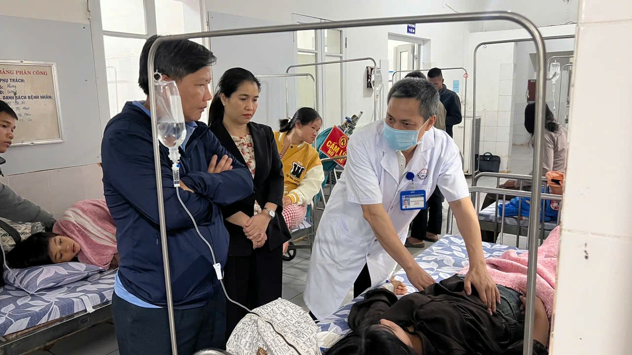 Hàng chục người nhập viện nghi ngộ độc sau ăn bánh mì- Ảnh 1.