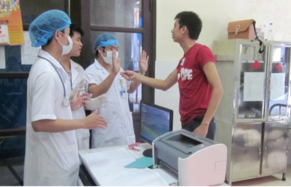 Từ 15/5, tấn công, xúc phạm nhân viên y tế, đăng tin sai về sự cố y khoa sẽ bị xử phạt đến 40 triệu- Ảnh 1.