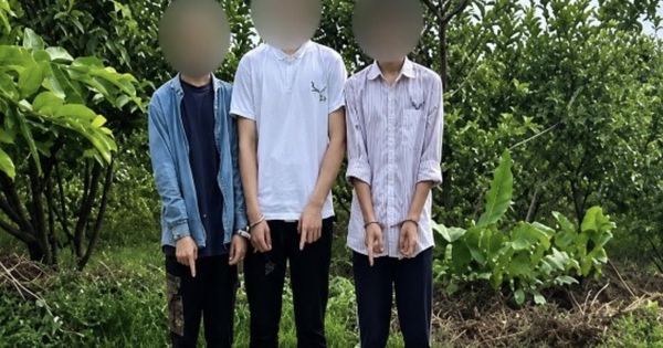 Bắt 4 thiếu niên chặn đường cướp xe máy trong đêm ở Hà Nội