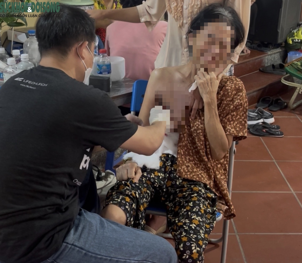 Ngang nhiên 'mổ' khối u ngay tại cơ sở chữa bệnh bằng nước: Không tuân theo quy chuẩn y khoa nào, cơ quan chức năng cần vào cuộc- Ảnh 4. Ngang nhiên 'mổ' khối u ngay tại cơ sở chữa bệnh bằng nước: Không tuân theo quy chuẩn y khoa nào, cơ quan chức năng cần vào cuộc- Ảnh 4.