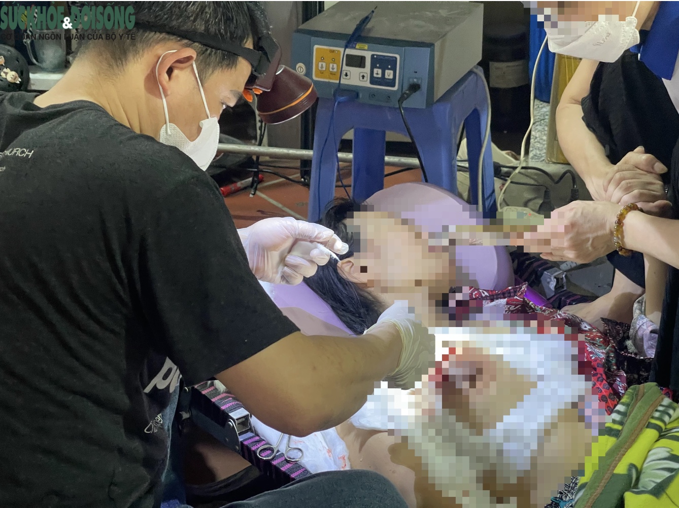 Ngang nhiên 'mổ' khối u ngay tại cơ sở chữa bệnh bằng nước: Không tuân theo quy chuẩn y khoa nào, cơ quan chức năng cần vào cuộc- Ảnh 3. Ngang nhiên 'mổ' khối u ngay tại cơ sở chữa bệnh bằng nước: Không tuân theo quy chuẩn y khoa nào, cơ quan chức năng cần vào cuộc- Ảnh 3.