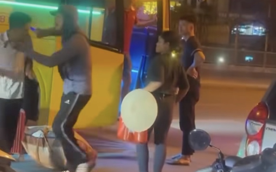 Cơ quan chức năng vào cuộc vụ người đàn ông đổ hàng loạt vỏ chai bia xuống sông ở Huế- Ảnh 4.