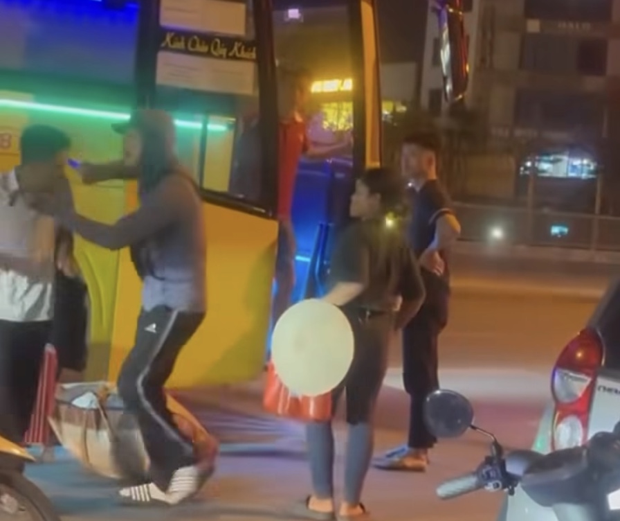 Công an Hà Nội xác minh vụ lái xe ôm rút vật nhọn đe dọa khách lấy tiền- Ảnh 1. Công an Hà Nội xác minh vụ lái xe ôm rút vật nhọn đe dọa khách lấy tiền- Ảnh 1.