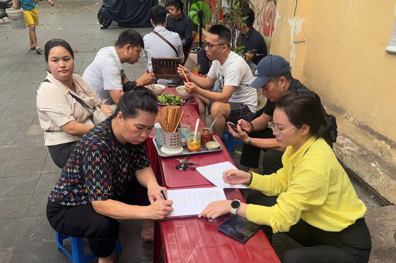Nhiều hàng quán ở phường Hoàn Kiếm bị xử phạt do vi phạm vệ sinh, an toàn thực phẩm- Ảnh 1.