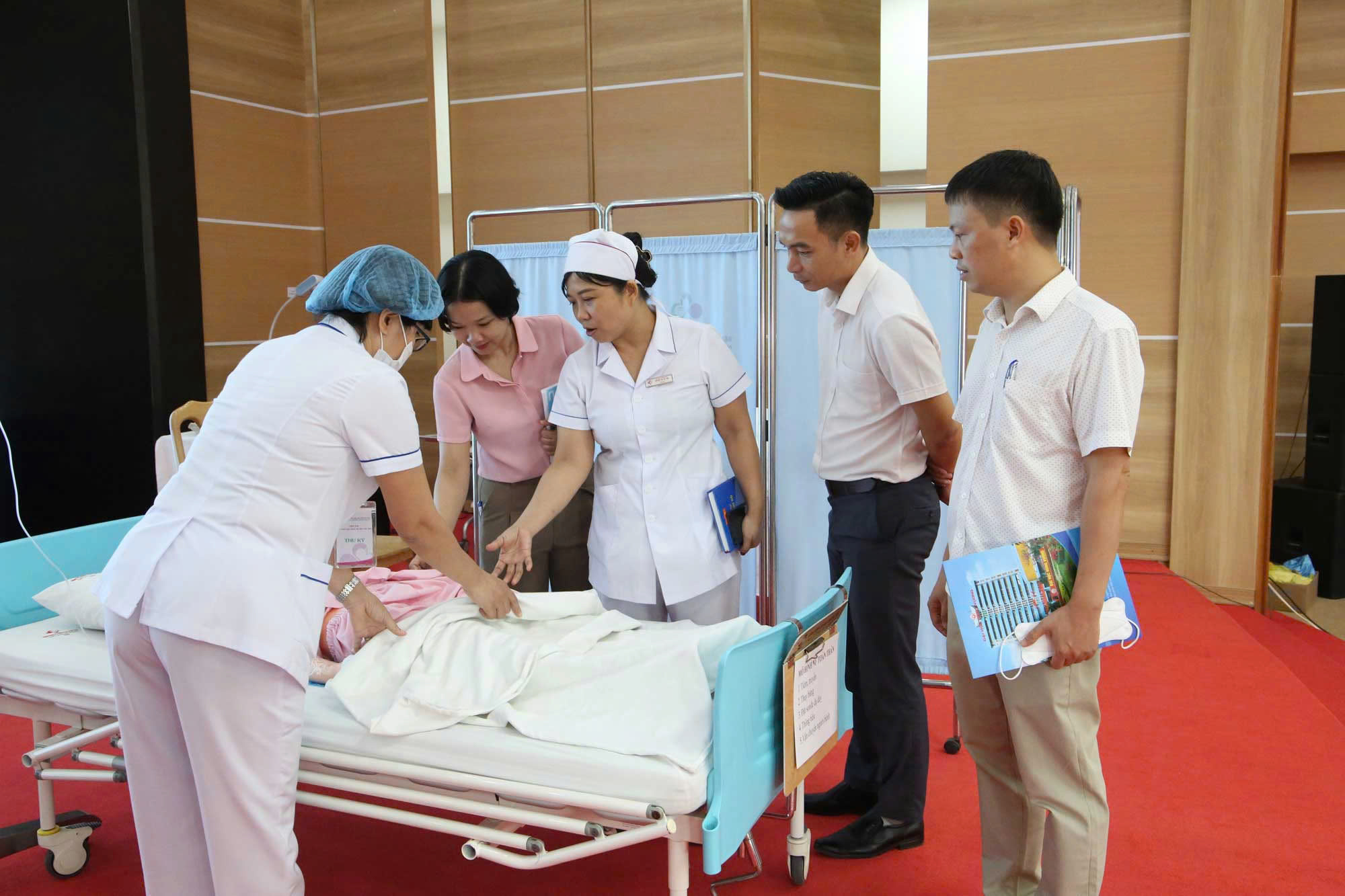 Nữ điều dưỡng Sản Nhi: 'Sau mỗi mũi tiêm, ca trực là trách nhiệm với tính mạng con người'- Ảnh 2. Nữ điều dưỡng Sản Nhi: 'Sau mỗi mũi tiêm, ca trực là trách nhiệm với tính mạng con người'- Ảnh 2.