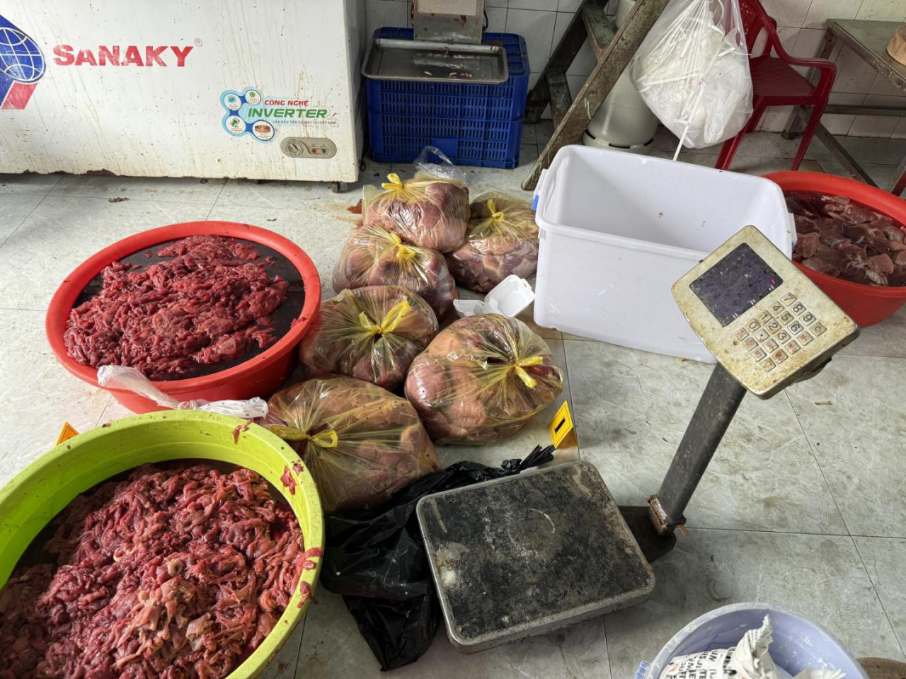 Ngâm thịt lợn vào hóa chất để 'biến' thành thịt bò, đã bán ra thị trường hơn 65 tấn- Ảnh 2. Ngâm thịt lợn vào hóa chất để 'biến' thành thịt bò, đã bán ra thị trường hơn 65 tấn- Ảnh 2.
