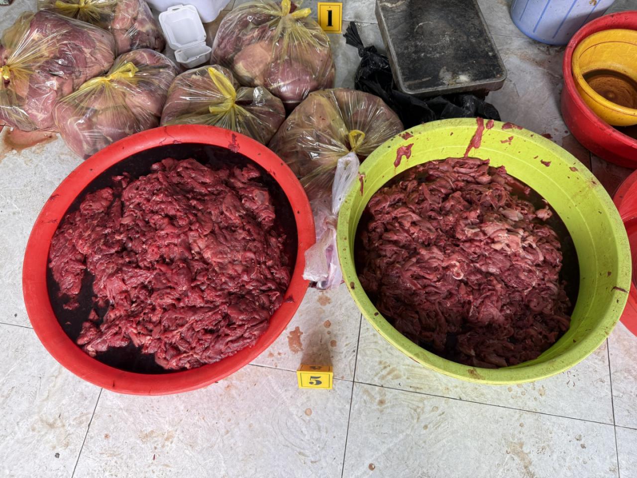 Ngâm thịt lợn vào hóa chất để 'biến' thành thịt bò, đã bán ra thị trường hơn 65 tấn- Ảnh 3. Ngâm thịt lợn vào hóa chất để 'biến' thành thịt bò, đã bán ra thị trường hơn 65 tấn- Ảnh 3.
