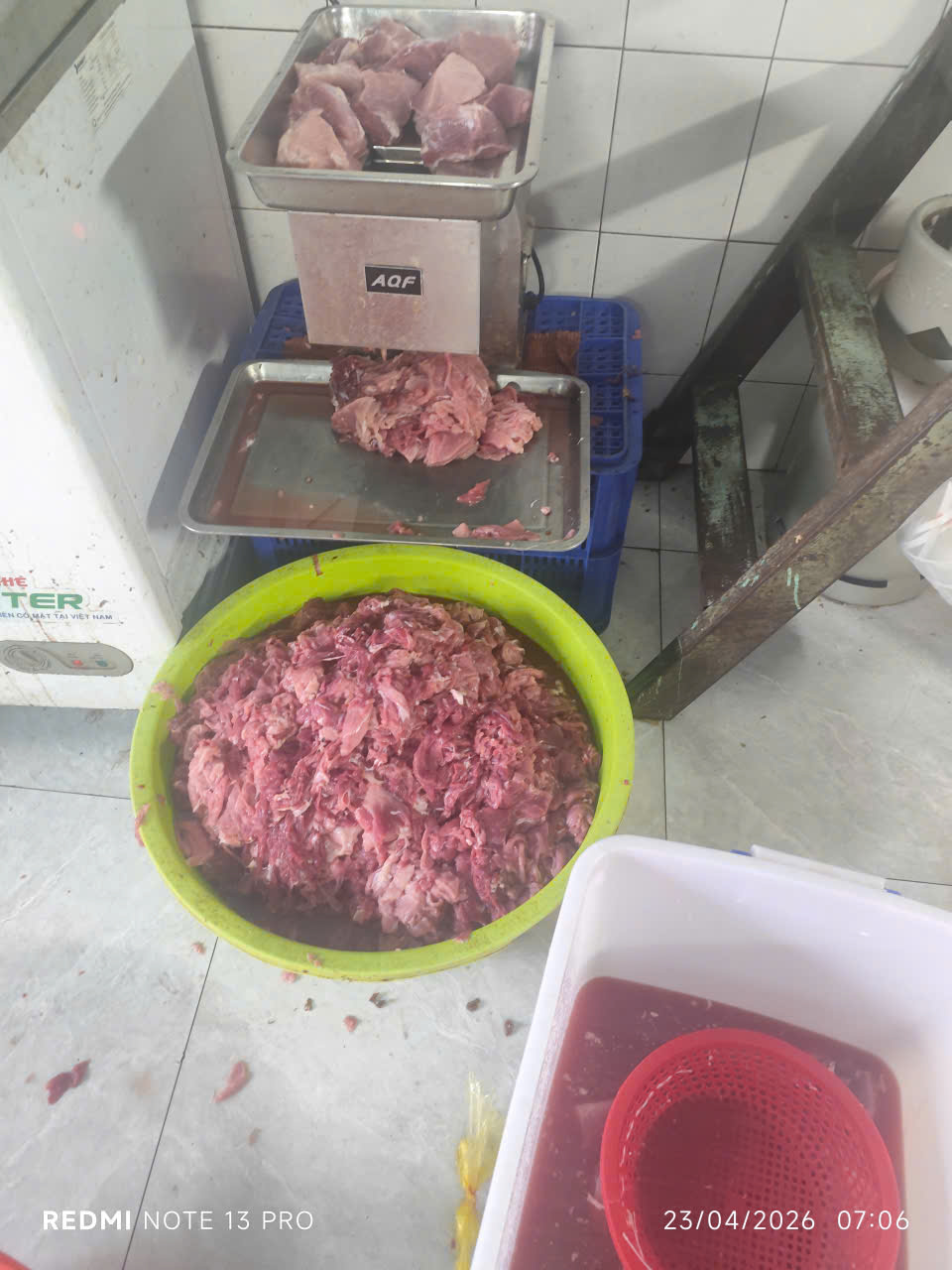 Ngâm thịt lợn vào hóa chất để 'biến' thành thịt bò, đã bán ra thị trường hơn 65 tấn- Ảnh 5. Ngâm thịt lợn vào hóa chất để 'biến' thành thịt bò, đã bán ra thị trường hơn 65 tấn- Ảnh 5.
