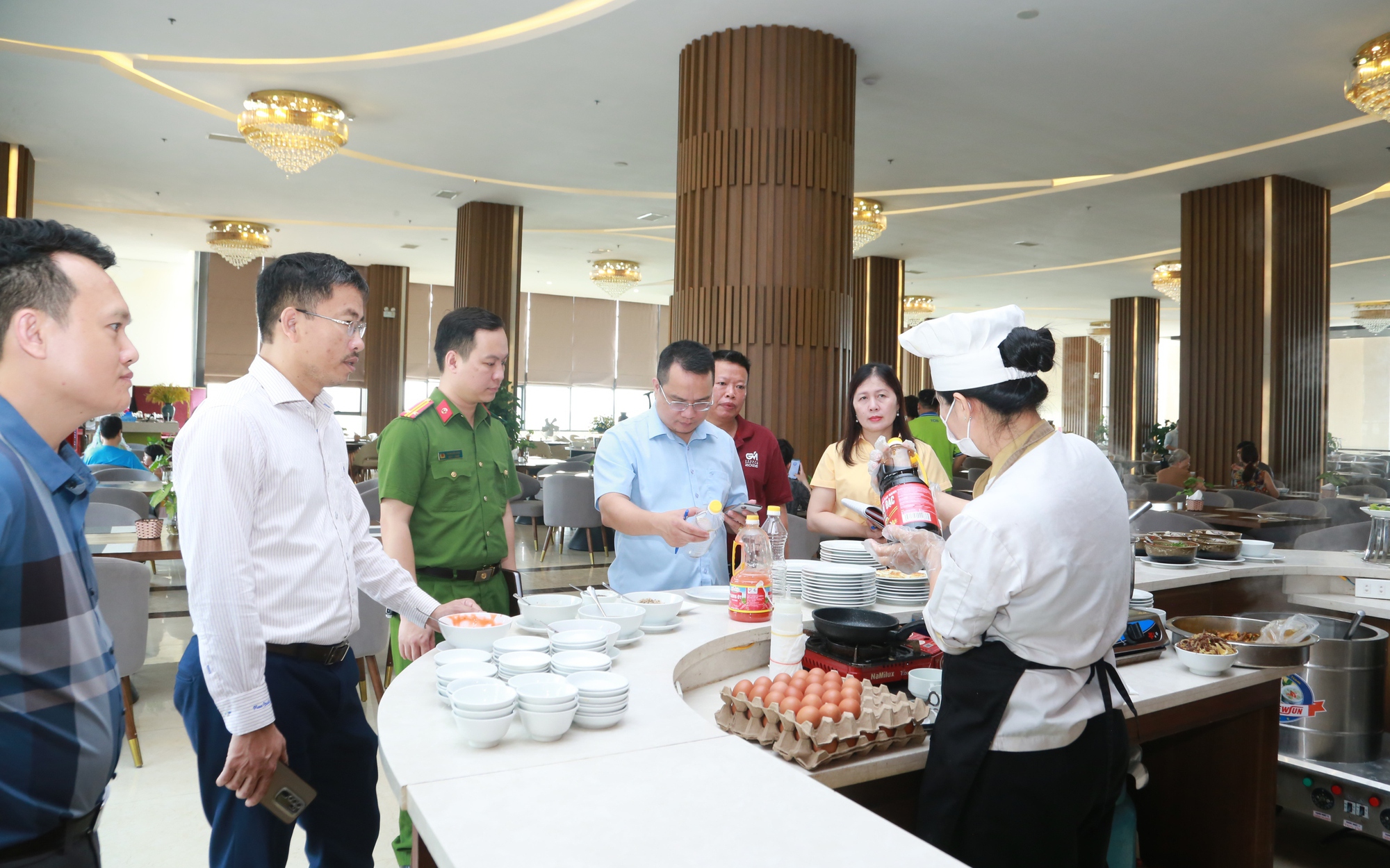 Phát hiện kiến trên khay chế biến bánh mỳ: Đoàn liên ngành tỉnh Nghệ An kiên quyết xử lý sai phạm- Ảnh 3.