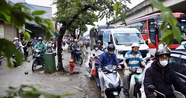 Giao thông Hà Nội đông đúc sau nghỉ lễ, xe máy ‘leo’ vỉa hè né dòng phương tiện