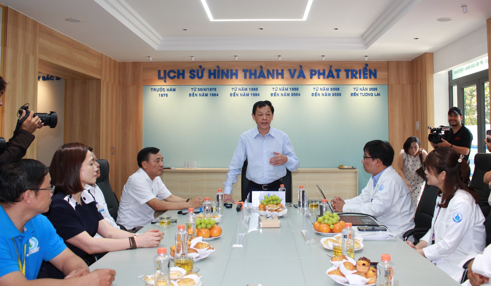 Thứ trưởng Bộ Y tế Nguyễn Tri Thức: 'Đừng để trẻ bị bạo hành rồi mới vào cuộc'- Ảnh 3. Thứ trưởng Bộ Y tế Nguyễn Tri Thức: 'Đừng để trẻ bị bạo hành rồi mới vào cuộc'- Ảnh 3.