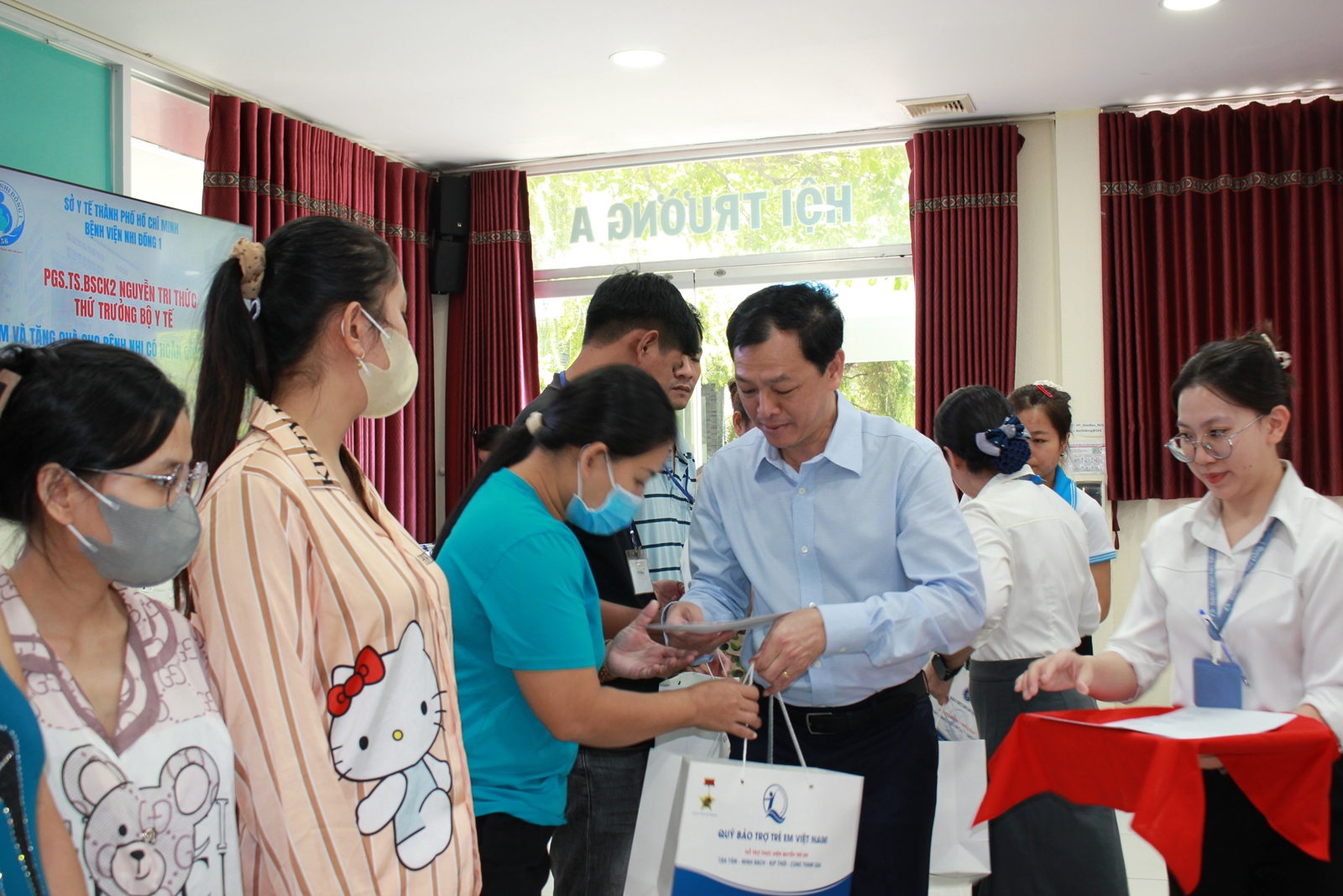 Thứ trưởng Bộ Y tế Nguyễn Tri Thức: 'Đừng để trẻ bị bạo hành rồi mới vào cuộc'- Ảnh 4. Thứ trưởng Bộ Y tế Nguyễn Tri Thức: 'Đừng để trẻ bị bạo hành rồi mới vào cuộc'- Ảnh 4.