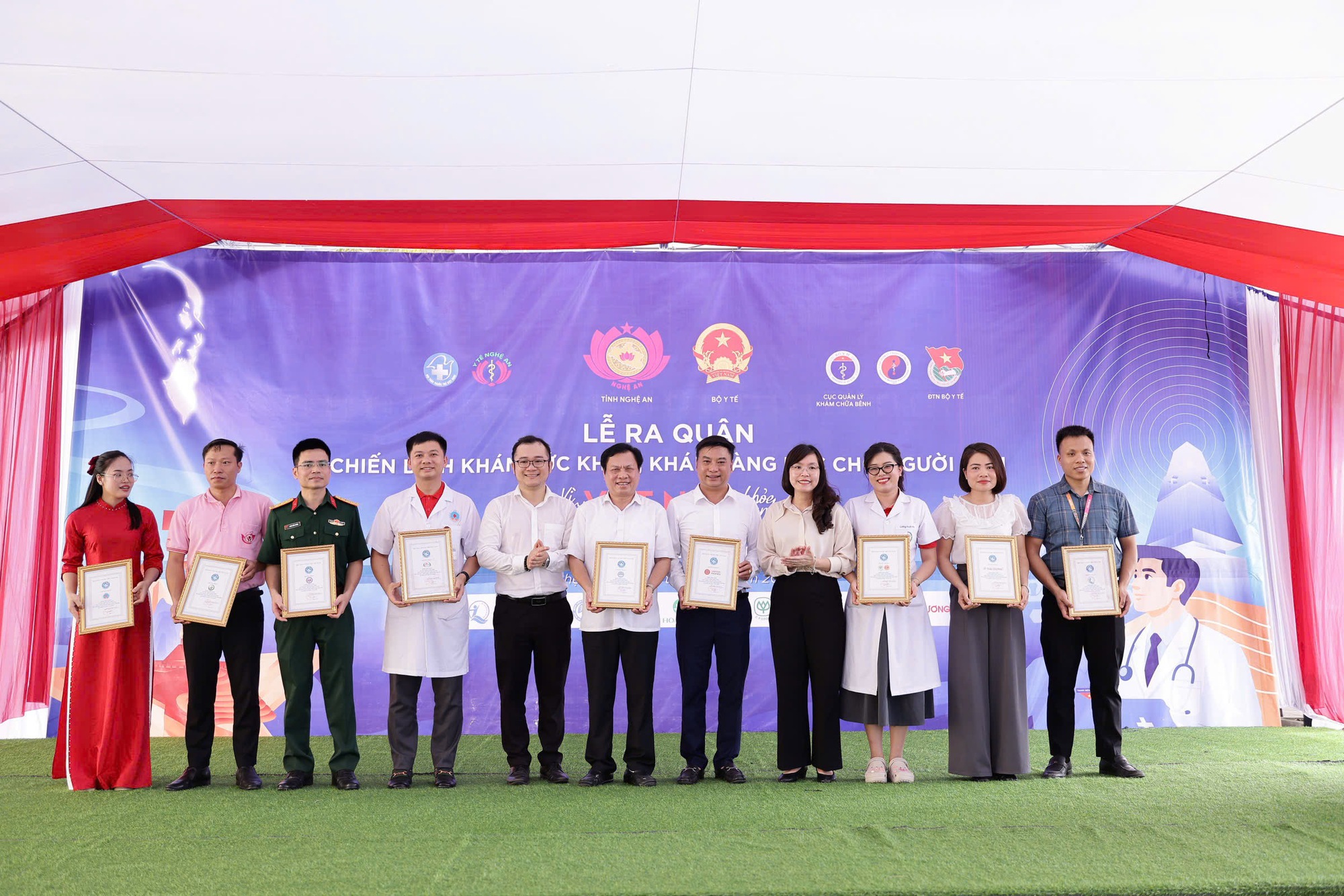 Bộ trưởng Đào Hồng Lan: Chăm sóc sức khỏe người dân từ sớm, từ xa và ngay tại cơ sở- Ảnh 18. Đại diện Ban Tổ chức trao thư cảm ơn các đơn vị đồng hành cùng chương trình.