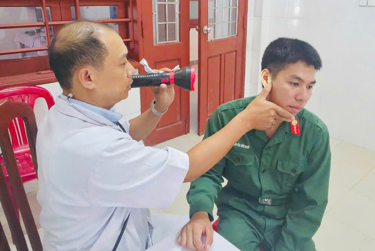 Khám sức khỏe định kỳ cho cán bộ, chiến sĩ tại đặc khu Cồn Cỏ- Ảnh 4. Khám sức khỏe định kỳ cho cán bộ, chiến sĩ tại đặc khu Cồn Cỏ- Ảnh 4.