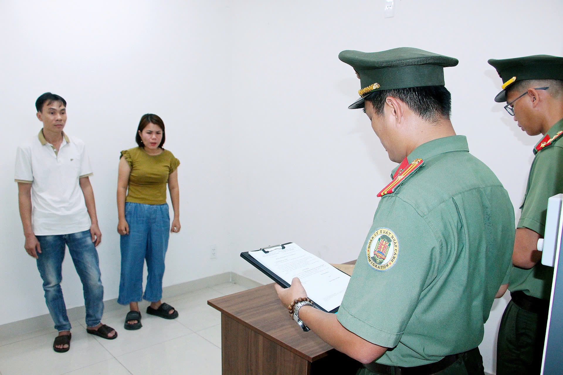 Khởi tố vợ chồng doanh nhân tổ chức cho người nước ngoài lưu trú trái phép tại Việt Nam- Ảnh 1. Khởi tố vợ chồng doanh nhân tổ chức cho người nước ngoài lưu trú trái phép tại Việt Nam- Ảnh 1.