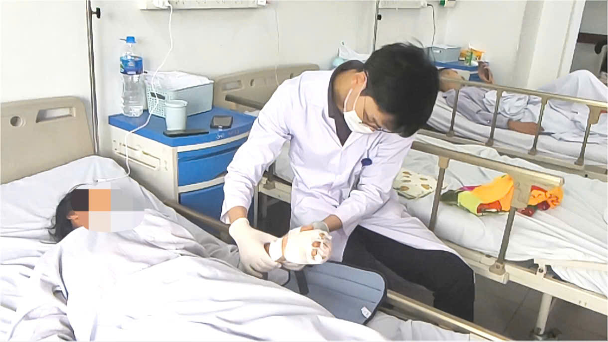 Vi phẫu cứu ngón tay đứt lìa cho nữ công nhân phụ hồ bị máy trộn bê tông cuốn nát bàn tay- Ảnh 3. Vi phẫu cứu ngón tay đứt lìa cho nữ công nhân phụ hồ bị máy trộn bê tông cuốn nát bàn tay- Ảnh 3.