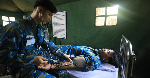 Lặng thầm chăm lo sức khỏe quân nhân dự bị giữa thao trường diễn tập