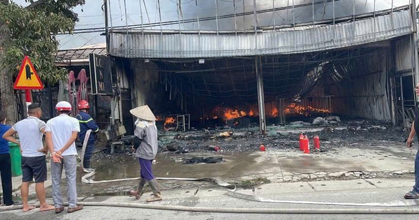 Cháy lớn dãy nhà liền kề, nhiều tài sản bị thiêu rụi