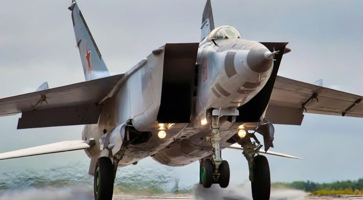 Tiêm kích MiG-25 Foxbat có gì đặc biệt mà Mỹ phải tháo rời để giải mã bí mật?- Ảnh 1.