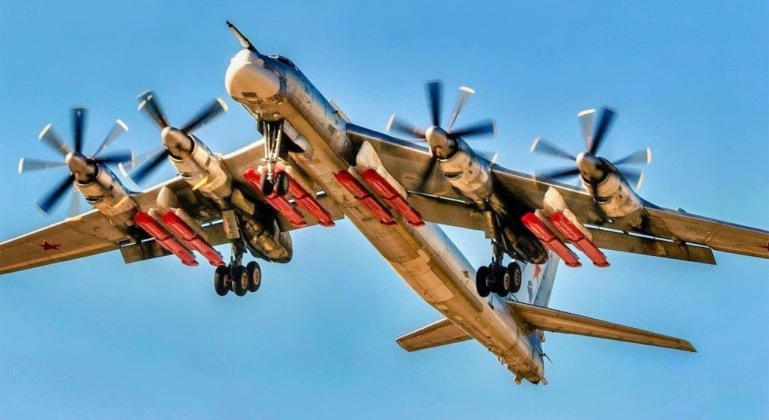 Oanh tạc cơ hạt nhân Tu-95 Nga bị tiêm kích NATO áp sát khi bay qua biển Na Uy- Ảnh 1.