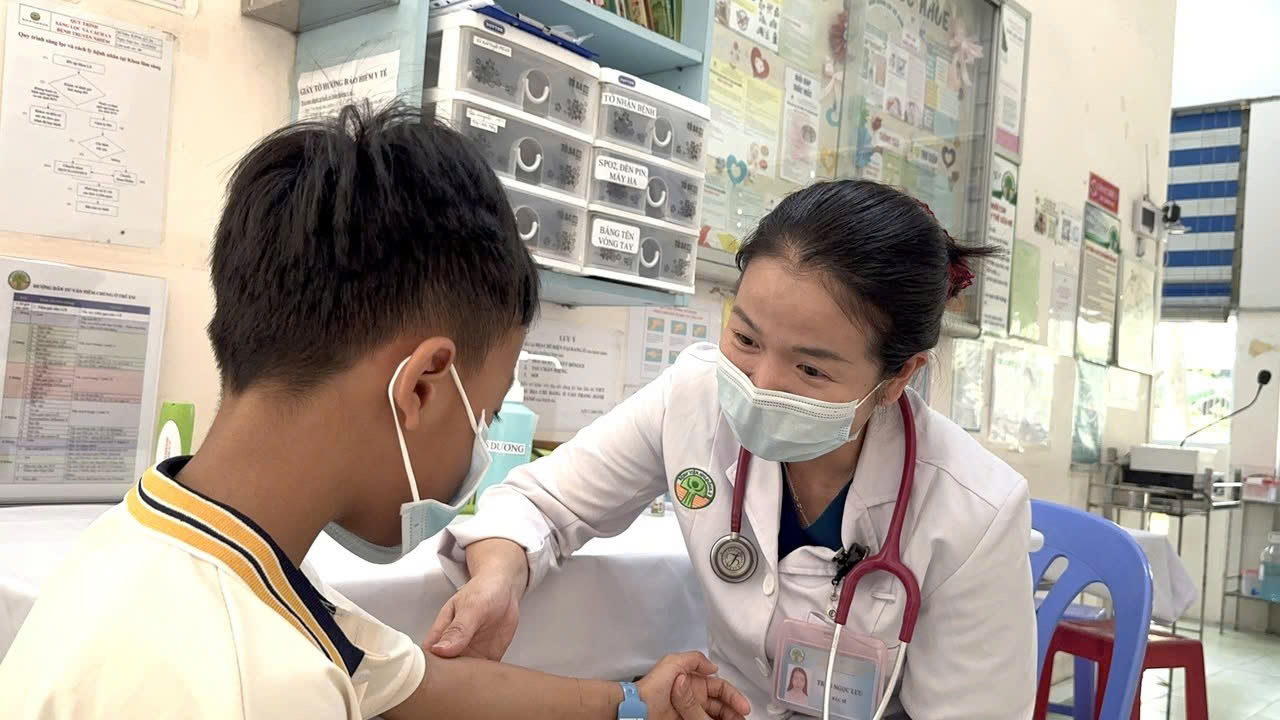 TPHCM: Cứu sống bé 7 tuổi mắc não mô cầu nhóm B diễn tiến nhanh- Ảnh 2. TPHCM: Cứu sống bé 7 tuổi mắc não mô cầu nhóm B diễn tiến nhanh- Ảnh 2.