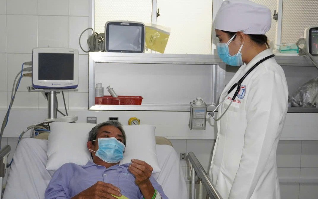 Dị vật kim loại 'khóa chặt' dương vật, bệnh nhân suýt phải trả giá đắt- Ảnh 2.