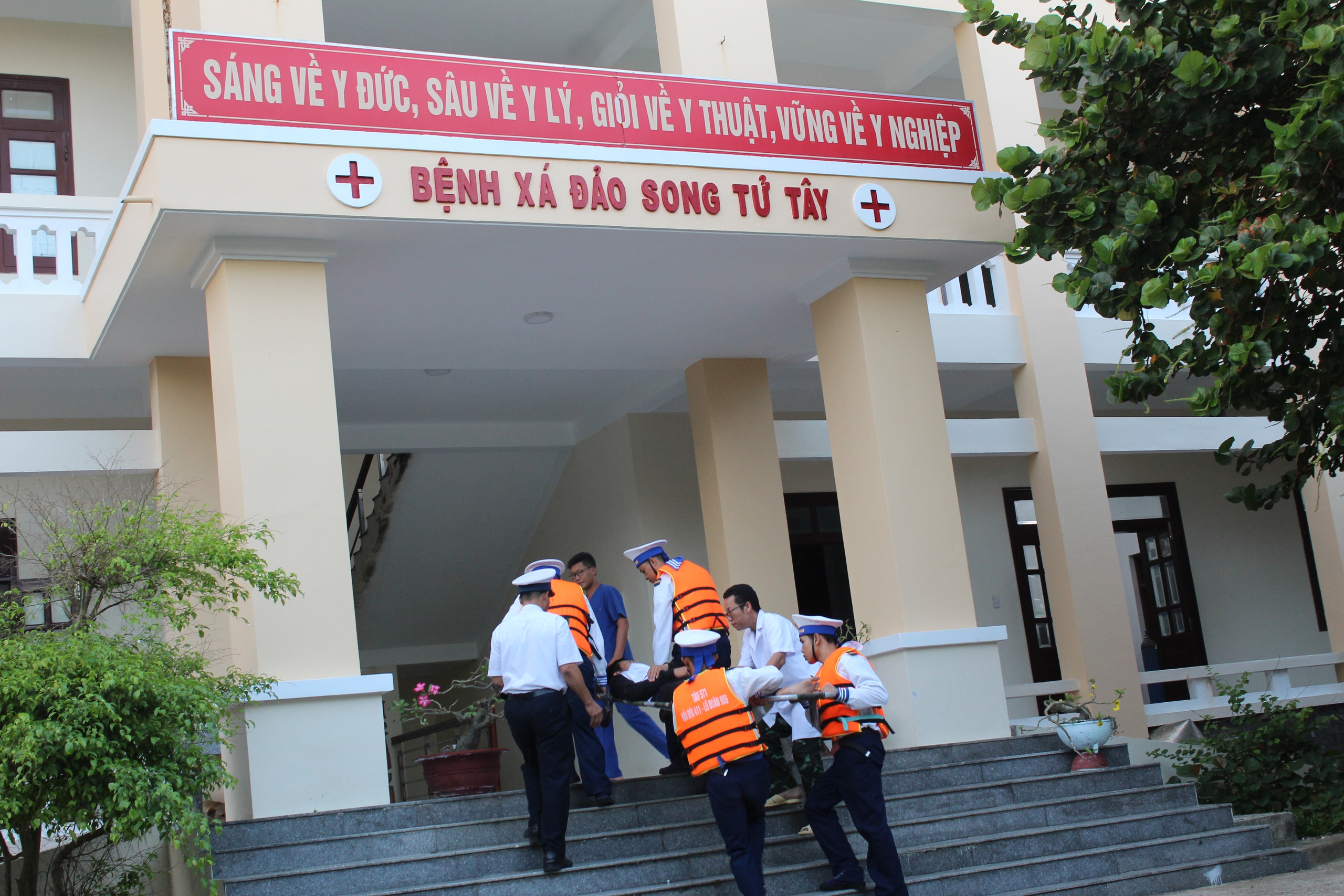 Quân y đảo Song Tử Tây chạy đua cứu hai ngư dân Lâm Đồng bị giảm áp nặng do lặn sâu- Ảnh 1. Quân y đảo Song Tử Tây chạy đua cứu hai ngư dân Lâm Đồng bị giảm áp nặng do lặn sâu- Ảnh 1.