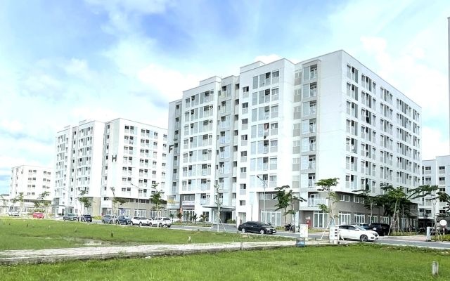 Có nhà tái định cư cách nơi làm việc 35 km, viên chức có được mua nhà ở xã hội?- Ảnh 1.