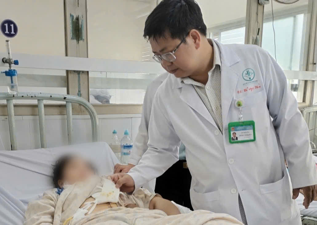 Mất gần 2 lít máu, nữ bệnh nhân 17 tuổi thoát cửa tử- Ảnh 1.