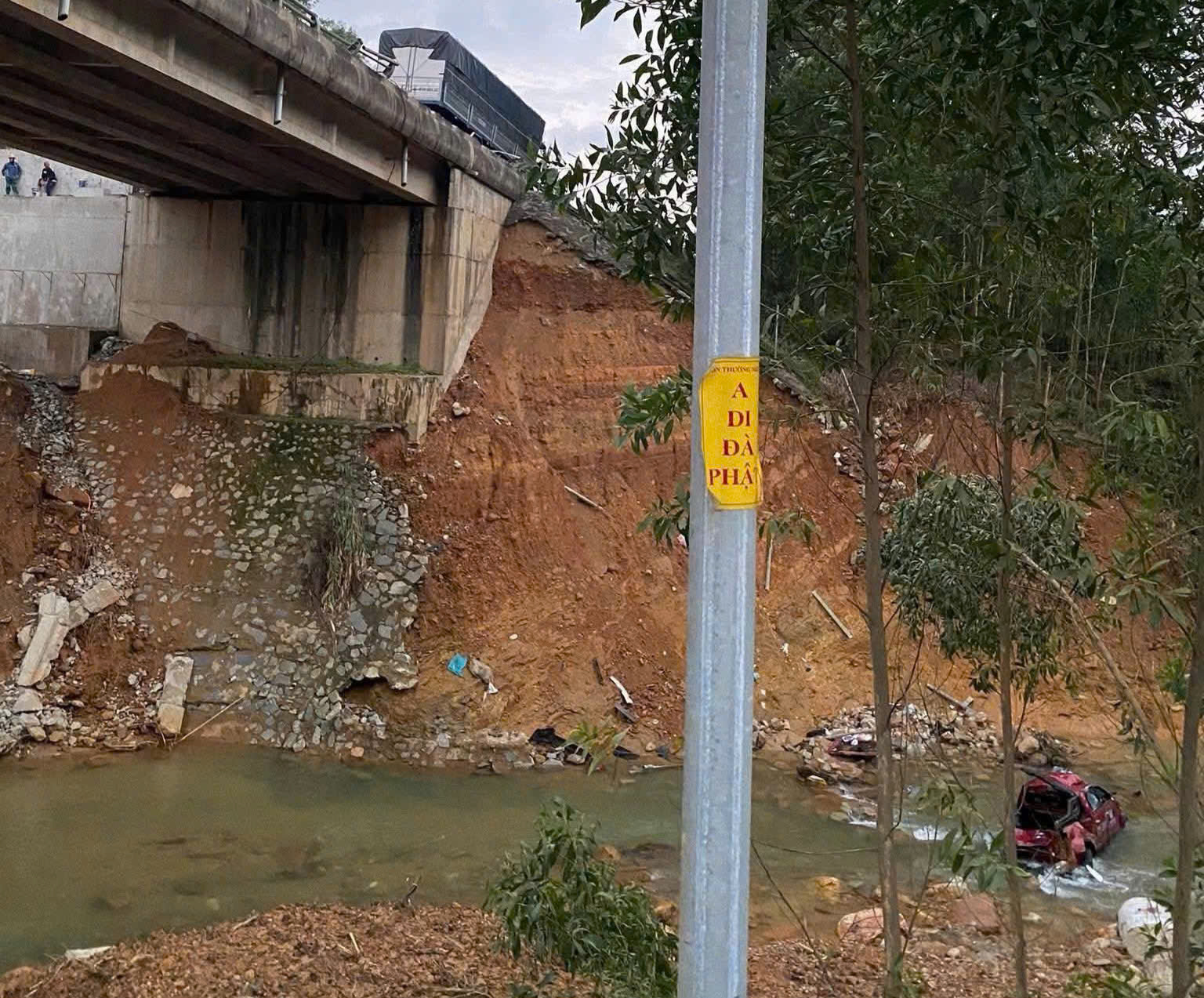 Khởi tố tài xế xe tải vụ tai nạn trên cao tốc khiến 3 người bị thương tại Huế- Ảnh 2. Khởi tố tài xế xe tải vụ tai nạn trên cao tốc khiến 3 người bị thương tại Huế- Ảnh 2.
