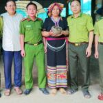 Phát hiện ‘khách lạ’ đi lạc vào vườn, người dân giao nộp tê tê quý hiếm