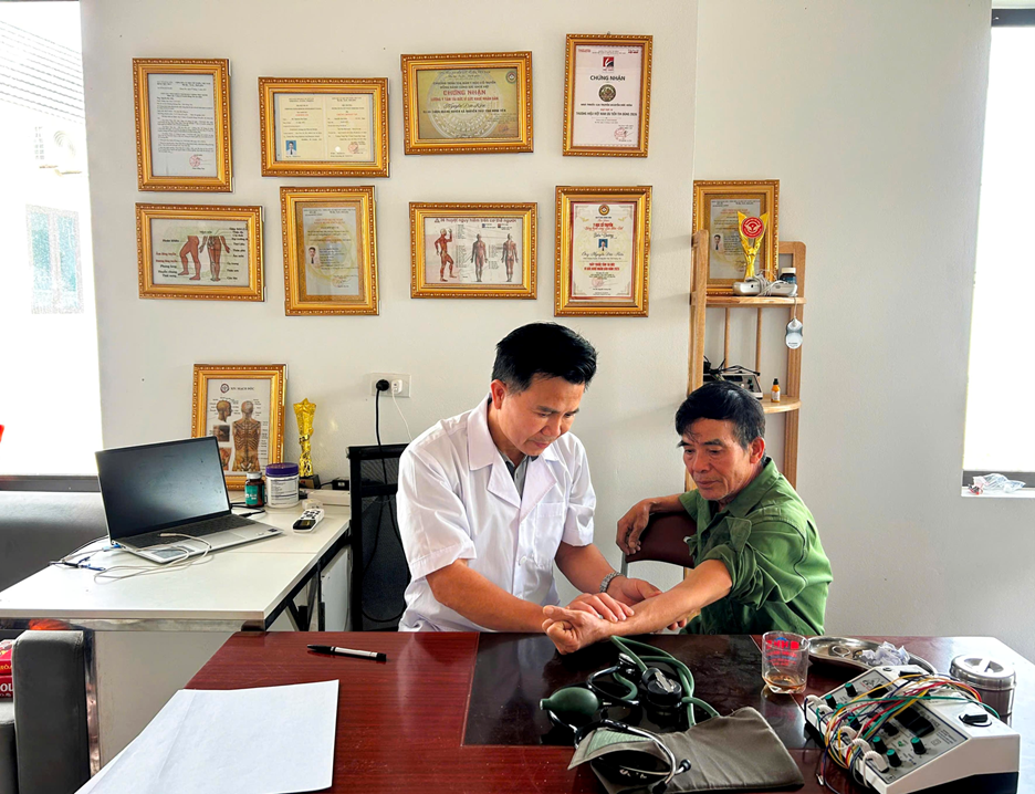 Y sĩ với tâm huyết 'giữ lửa' y học cổ truyền- Ảnh 1. Y sĩ với tâm huyết 'giữ lửa' y học cổ truyền- Ảnh 1.