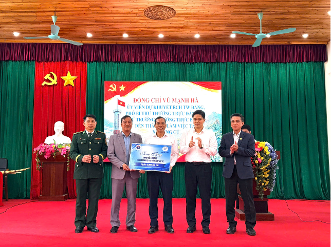 Từ Lũng Cú, Phố Bảng lan tỏa tinh thần phòng bệnh từ sớm, từ xa nơi vùng biên Tổ Quốc - Ảnh 4. Từ Lũng Cú, Phố Bảng lan tỏa tinh thần phòng bệnh từ sớm, từ xa nơi vùng biên Tổ Quốc - Ảnh 4.