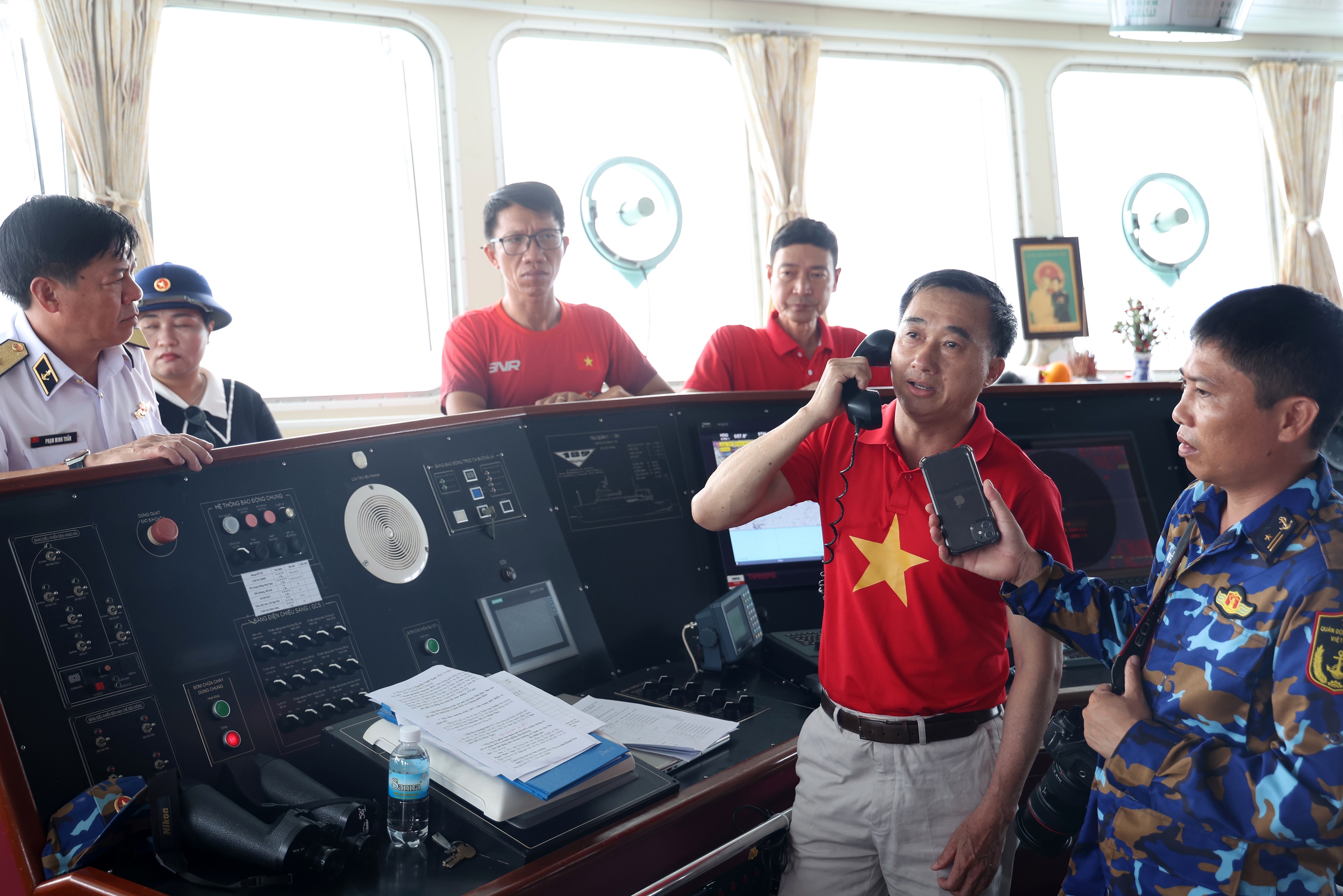 Thứ trưởng Trần Văn Thuấn: Sự cống hiến của cán bộ y tế ở Trường Sa là nguồn nội lực mạnh mẽ để phát triển hệ thống y tế biển đảo- Ảnh 3. Thứ trưởng Trần Văn Thuấn: Sự cống hiến của cán bộ y tế ở Trường Sa là nguồn nội lực mạnh mẽ để phát triển hệ thống y tế biển đảo- Ảnh 3.