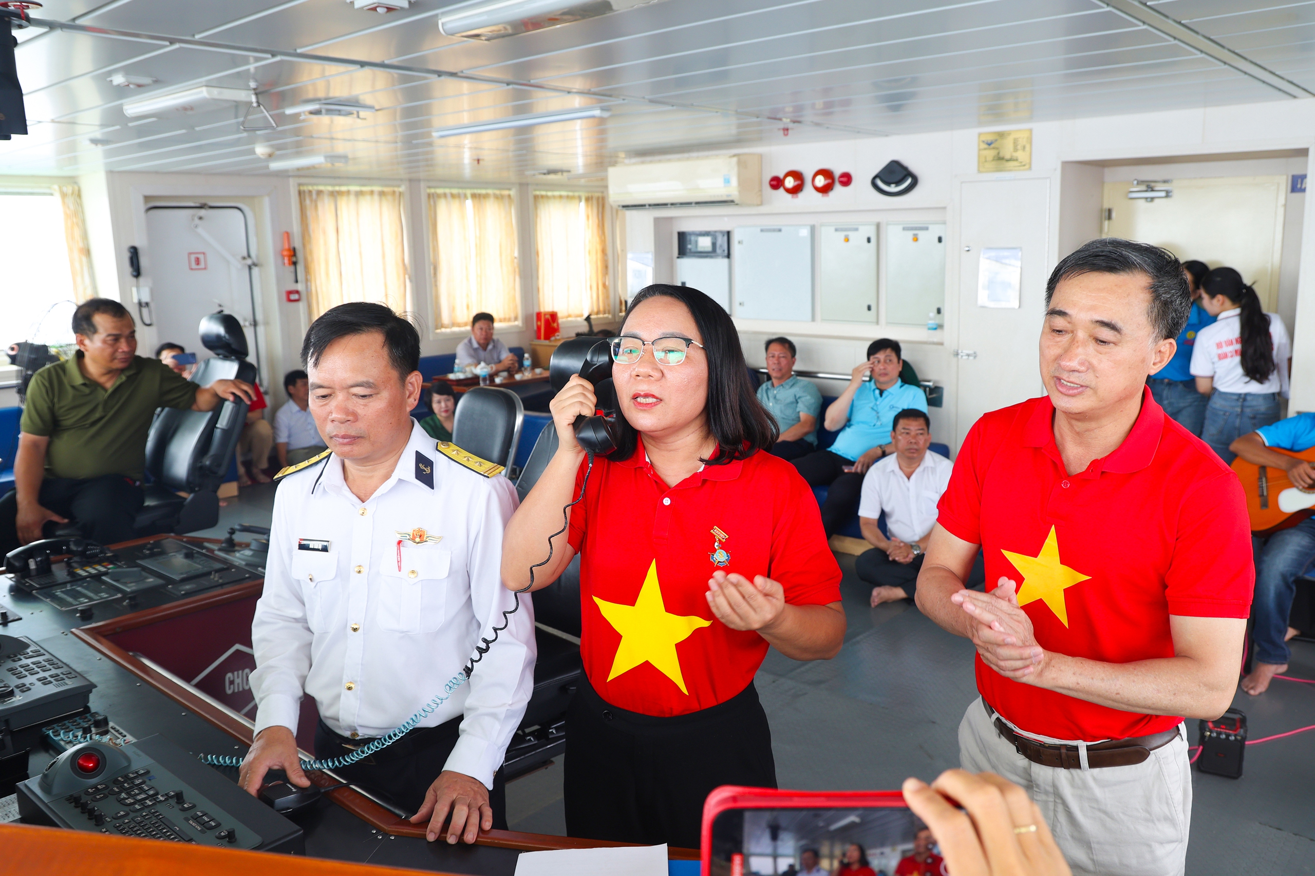 Thứ trưởng Trần Văn Thuấn: Sự cống hiến của cán bộ y tế ở Trường Sa là nguồn nội lực mạnh mẽ để phát triển hệ thống y tế biển đảo- Ảnh 7. Thứ trưởng Trần Văn Thuấn: Sự cống hiến của cán bộ y tế ở Trường Sa là nguồn nội lực mạnh mẽ để phát triển hệ thống y tế biển đảo- Ảnh 7.