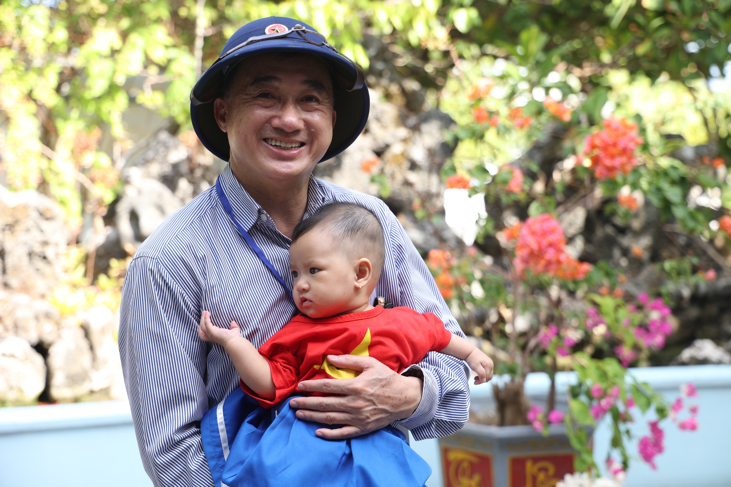 Thứ trưởng Trần Văn Thuấn: Sự cống hiến của cán bộ y tế ở Trường Sa là nguồn nội lực mạnh mẽ để phát triển hệ thống y tế biển đảo- Ảnh 11. Thứ trưởng Trần Văn Thuấn: Sự cống hiến của cán bộ y tế ở Trường Sa là nguồn nội lực mạnh mẽ để phát triển hệ thống y tế biển đảo- Ảnh 11.