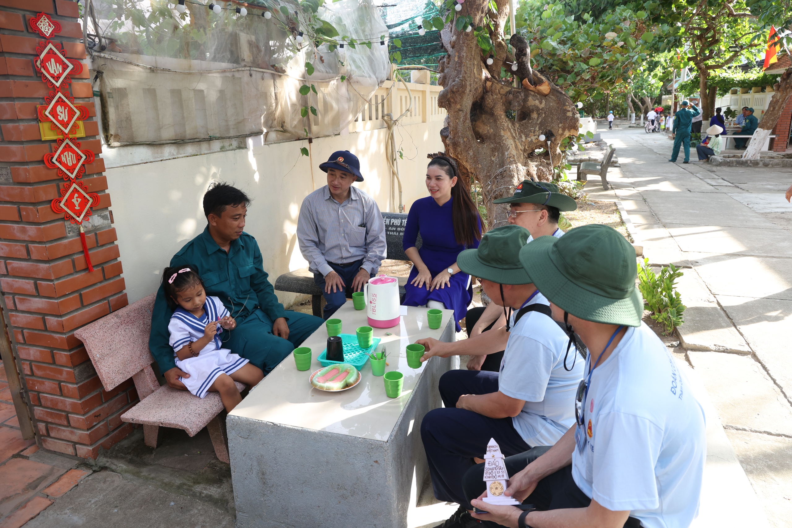 Thứ trưởng Trần Văn Thuấn: Sự cống hiến của cán bộ y tế ở Trường Sa là nguồn nội lực mạnh mẽ để phát triển hệ thống y tế biển đảo- Ảnh 5. Thứ trưởng Trần Văn Thuấn: Sự cống hiến của cán bộ y tế ở Trường Sa là nguồn nội lực mạnh mẽ để phát triển hệ thống y tế biển đảo- Ảnh 5.