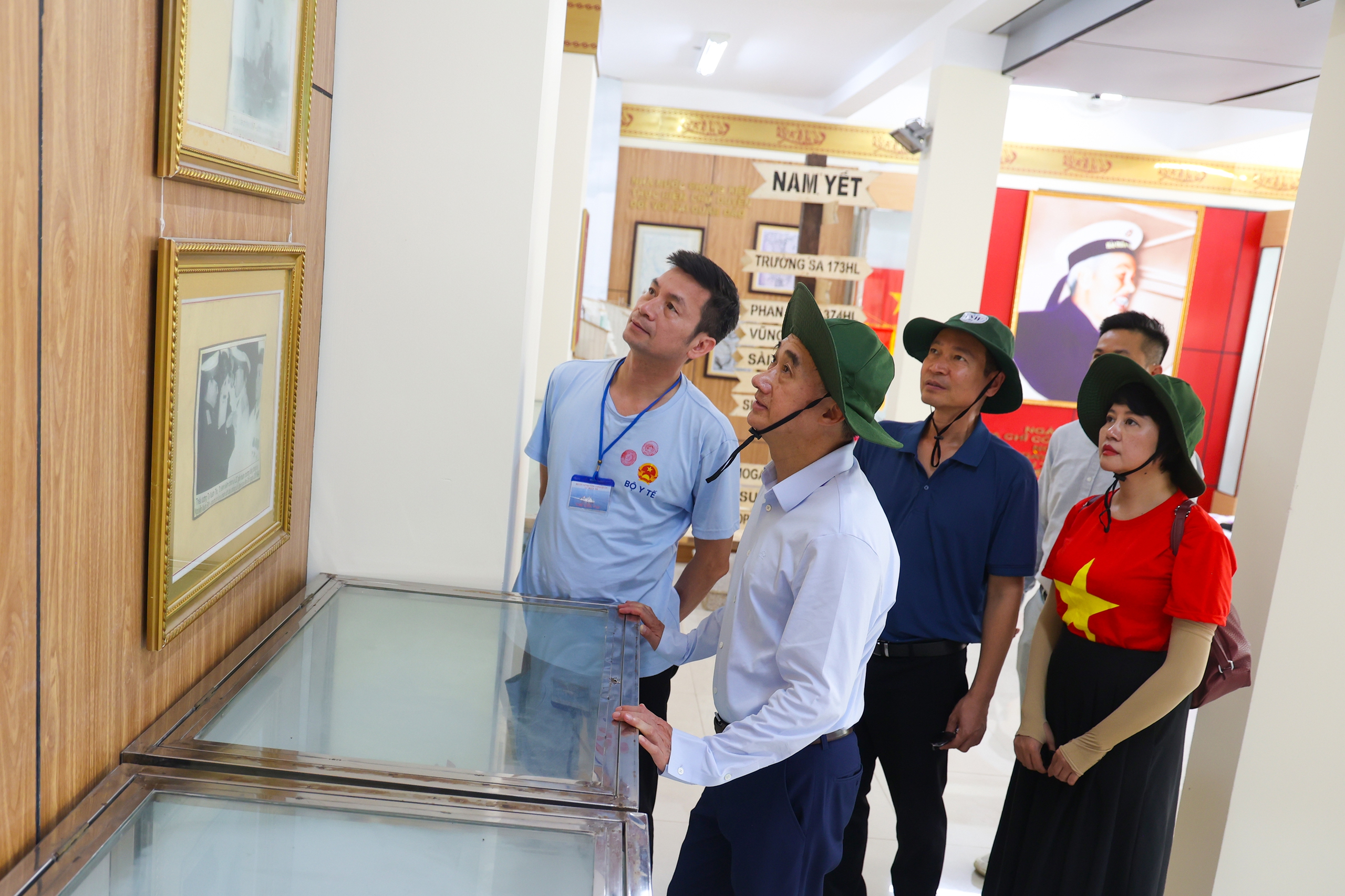 Thứ trưởng Trần Văn Thuấn: Sự cống hiến của cán bộ y tế ở Trường Sa là nguồn nội lực mạnh mẽ để phát triển hệ thống y tế biển đảo- Ảnh 12. Thứ trưởng Trần Văn Thuấn: Sự cống hiến của cán bộ y tế ở Trường Sa là nguồn nội lực mạnh mẽ để phát triển hệ thống y tế biển đảo- Ảnh 12.