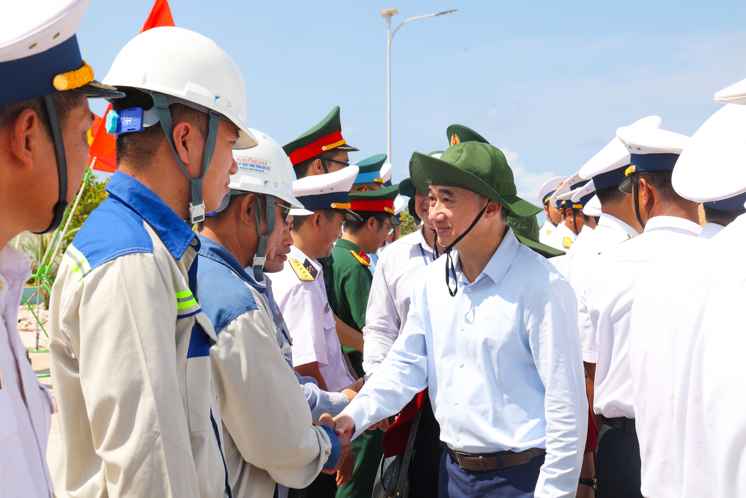 Thứ trưởng Trần Văn Thuấn: Sự cống hiến của cán bộ y tế ở Trường Sa là nguồn nội lực mạnh mẽ để phát triển hệ thống y tế biển đảo- Ảnh 4. Thứ trưởng Trần Văn Thuấn: Sự cống hiến của cán bộ y tế ở Trường Sa là nguồn nội lực mạnh mẽ để phát triển hệ thống y tế biển đảo- Ảnh 4.