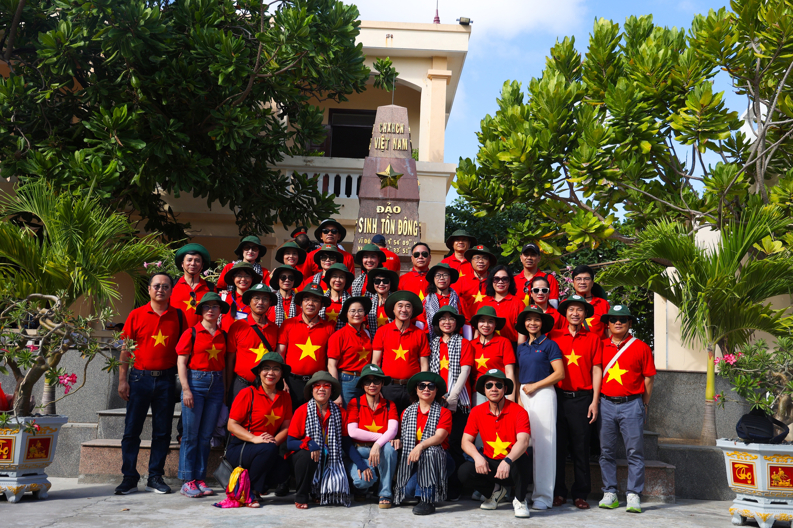 Thứ trưởng Trần Văn Thuấn: Sự cống hiến của cán bộ y tế ở Trường Sa là nguồn nội lực mạnh mẽ để phát triển hệ thống y tế biển đảo- Ảnh 10. Thứ trưởng Trần Văn Thuấn: Sự cống hiến của cán bộ y tế ở Trường Sa là nguồn nội lực mạnh mẽ để phát triển hệ thống y tế biển đảo- Ảnh 10.