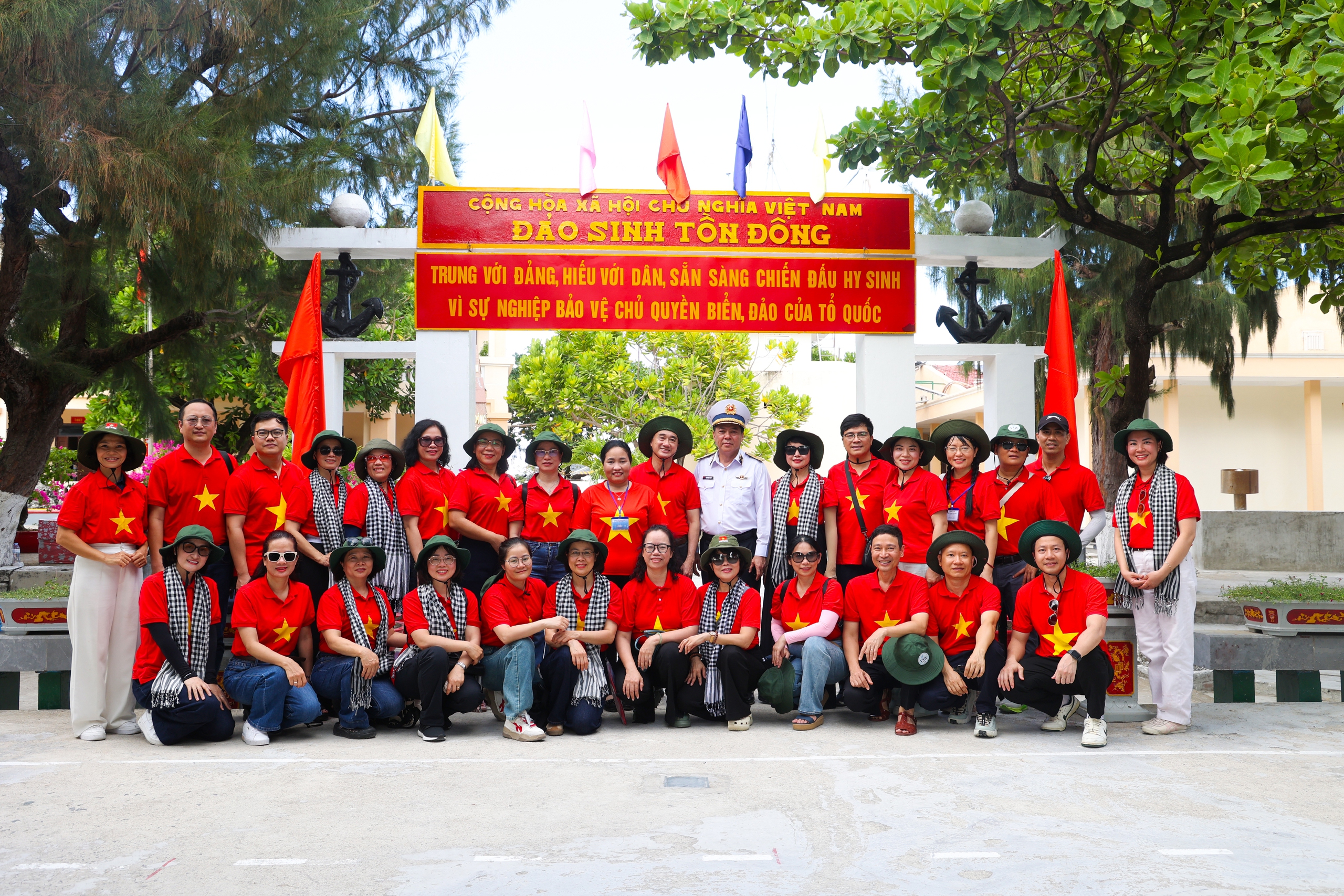 Thứ trưởng Trần Văn Thuấn: Sự cống hiến của cán bộ y tế ở Trường Sa là nguồn nội lực mạnh mẽ để phát triển hệ thống y tế biển đảo- Ảnh 14. Thứ trưởng Trần Văn Thuấn: Sự cống hiến của cán bộ y tế ở Trường Sa là nguồn nội lực mạnh mẽ để phát triển hệ thống y tế biển đảo- Ảnh 14.