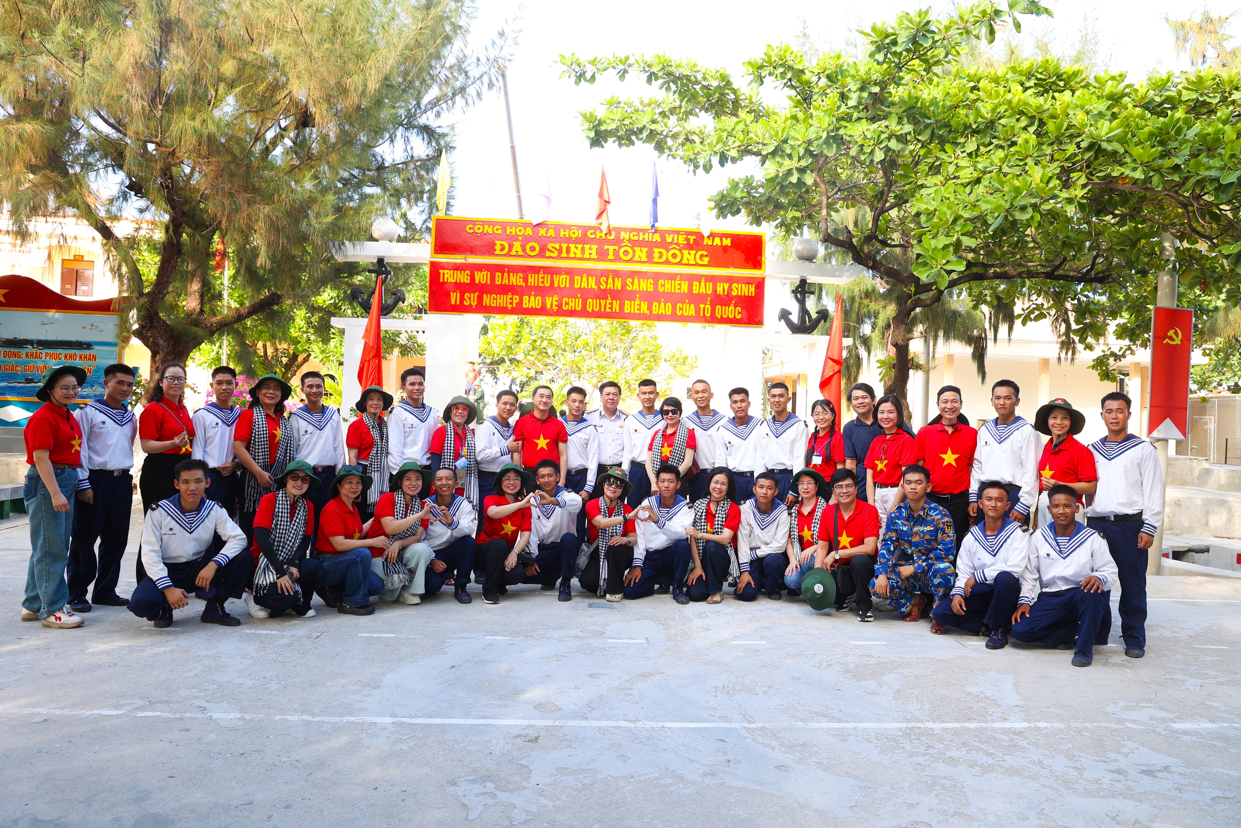 Thứ trưởng Trần Văn Thuấn: Sự cống hiến của cán bộ y tế ở Trường Sa là nguồn nội lực mạnh mẽ để phát triển hệ thống y tế biển đảo- Ảnh 13. Thứ trưởng Trần Văn Thuấn: Sự cống hiến của cán bộ y tế ở Trường Sa là nguồn nội lực mạnh mẽ để phát triển hệ thống y tế biển đảo- Ảnh 13.