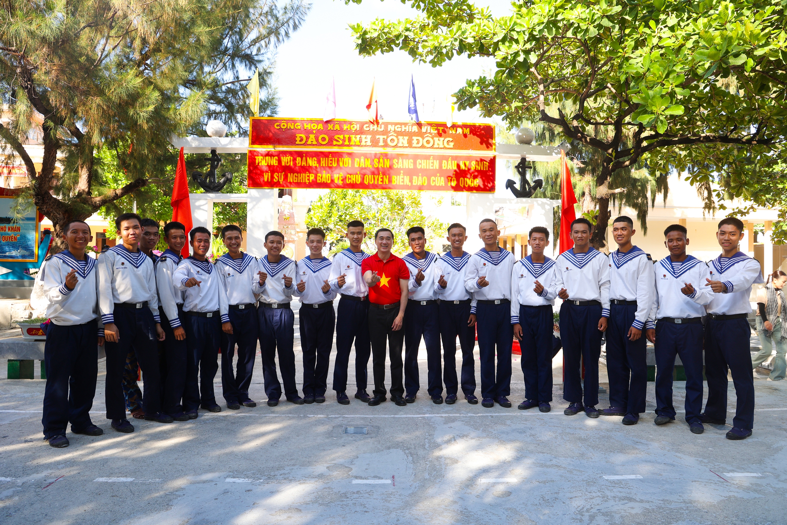 Thứ trưởng Trần Văn Thuấn: Sự cống hiến của cán bộ y tế ở Trường Sa là nguồn nội lực mạnh mẽ để phát triển hệ thống y tế biển đảo- Ảnh 9. Thứ trưởng Trần Văn Thuấn: Sự cống hiến của cán bộ y tế ở Trường Sa là nguồn nội lực mạnh mẽ để phát triển hệ thống y tế biển đảo- Ảnh 9.
