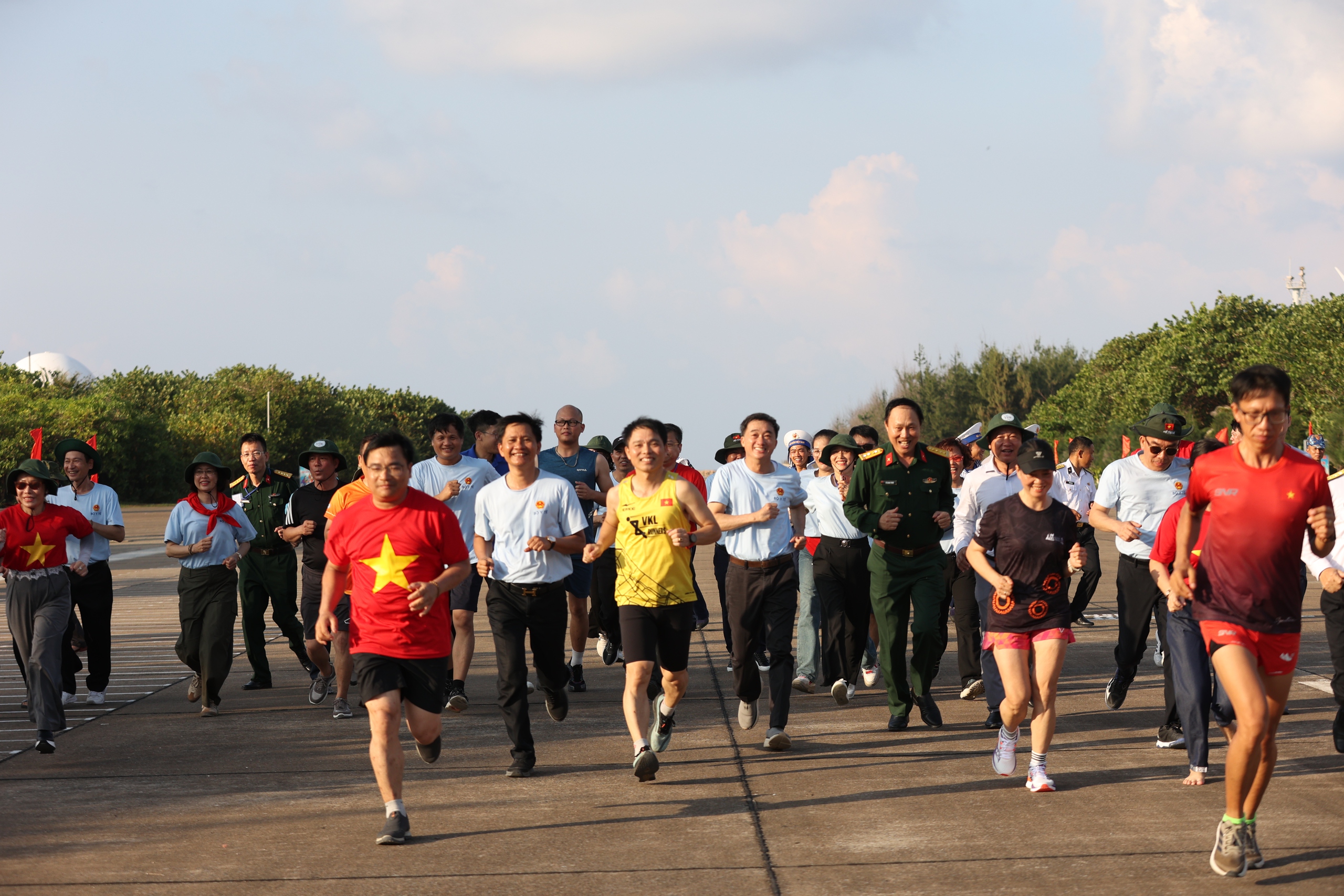 Thứ trưởng Trần Văn Thuấn: Sự cống hiến của cán bộ y tế ở Trường Sa là nguồn nội lực mạnh mẽ để phát triển hệ thống y tế biển đảo- Ảnh 6. Thứ trưởng Trần Văn Thuấn: Sự cống hiến của cán bộ y tế ở Trường Sa là nguồn nội lực mạnh mẽ để phát triển hệ thống y tế biển đảo- Ảnh 6.