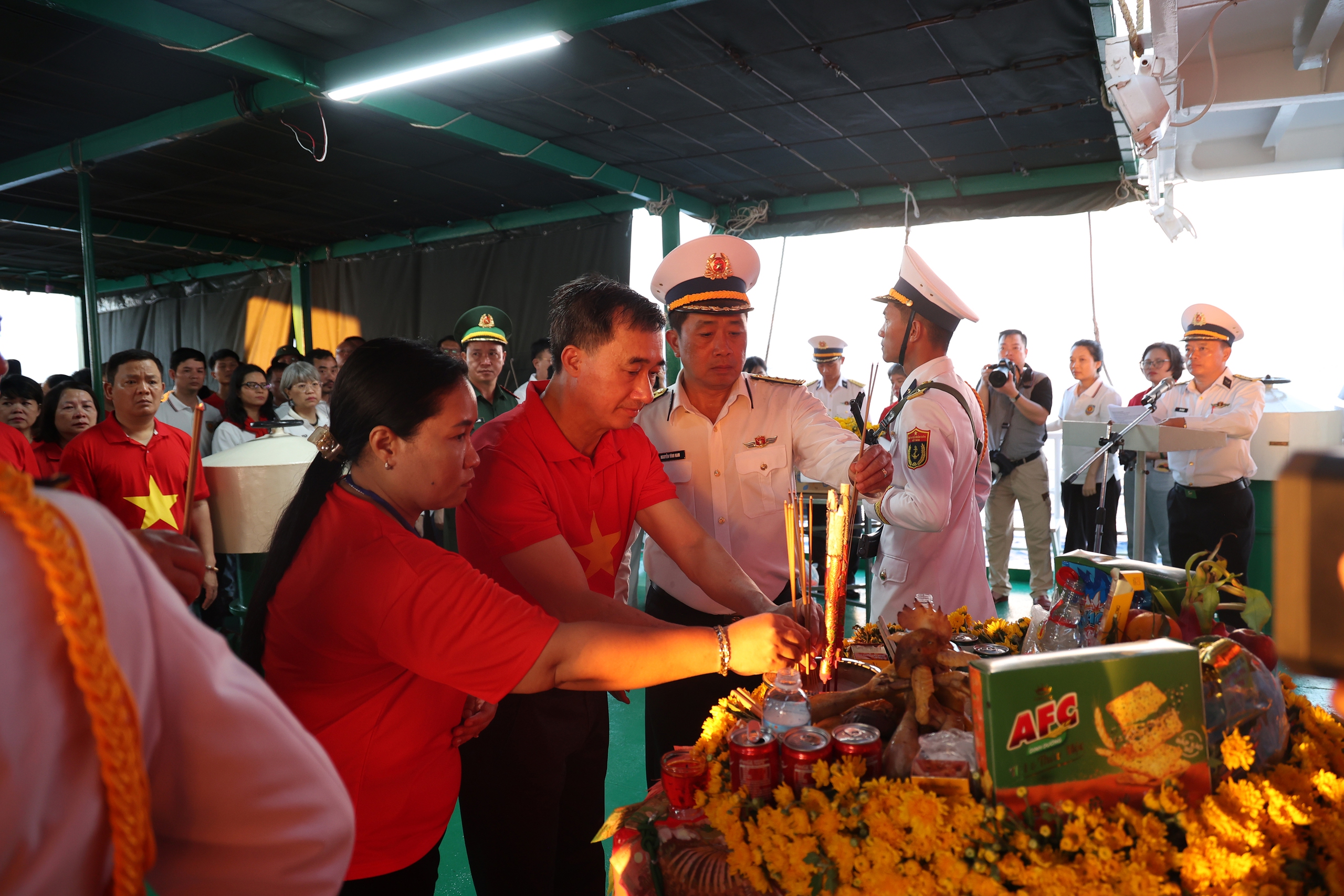 Thứ trưởng Trần Văn Thuấn: Sự cống hiến của cán bộ y tế ở Trường Sa là nguồn nội lực mạnh mẽ để phát triển hệ thống y tế biển đảo- Ảnh 2. Thứ trưởng Trần Văn Thuấn: Sự cống hiến của cán bộ y tế ở Trường Sa là nguồn nội lực mạnh mẽ để phát triển hệ thống y tế biển đảo- Ảnh 2.