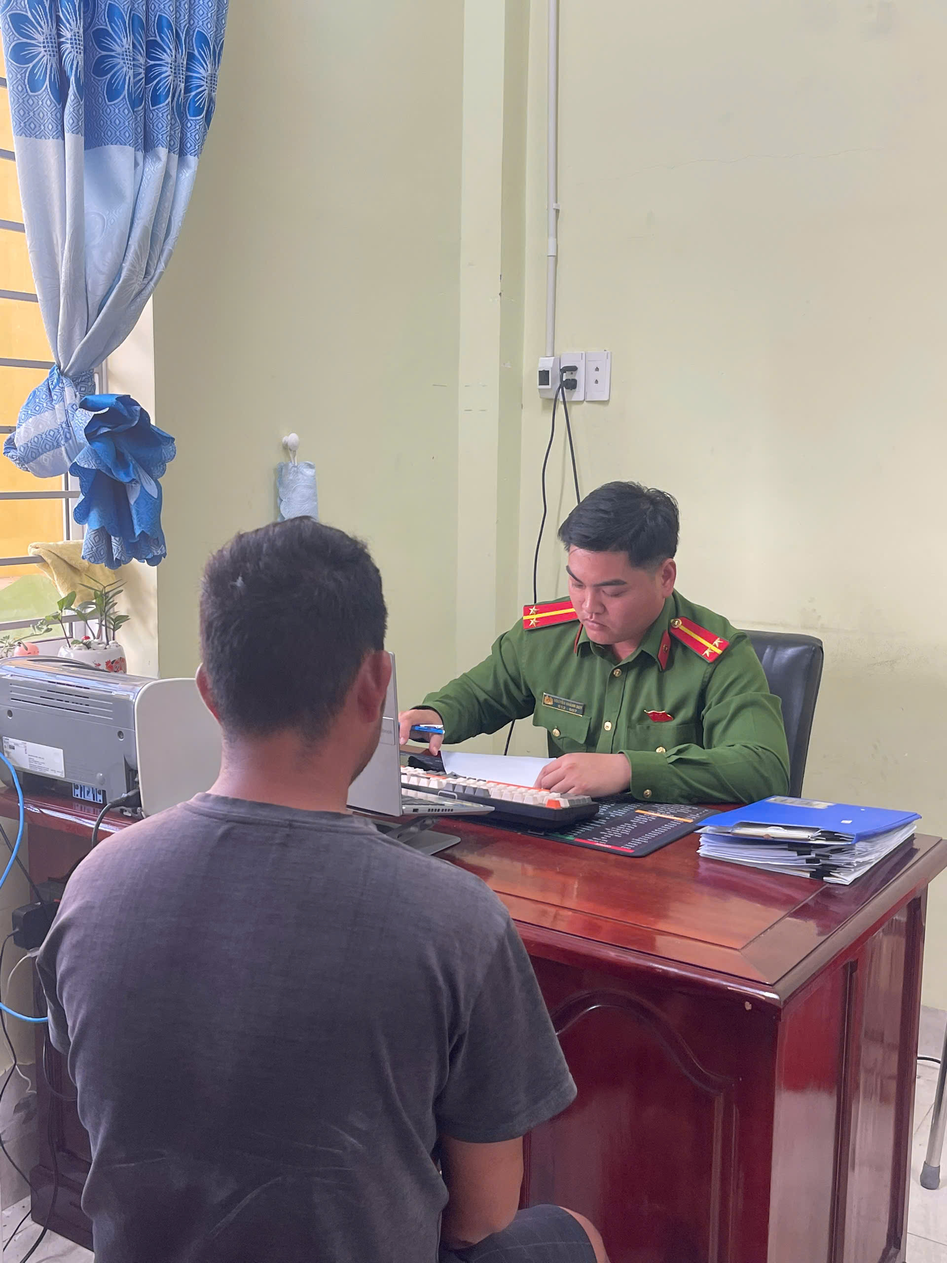 Truy xét nhanh thanh niên đi xe máy áp sát, dùng tay sàm sỡ phụ nữ rồi tăng ga bỏ chạy- Ảnh 1. Truy xét nhanh thanh niên đi xe máy áp sát, dùng tay sàm sỡ phụ nữ rồi tăng ga bỏ chạy- Ảnh 1.