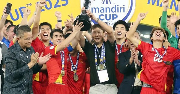Thủ tướng tặng Bằng khen cho Ban huấn luyện U22 Việt Nam vô địch SEA Games 33