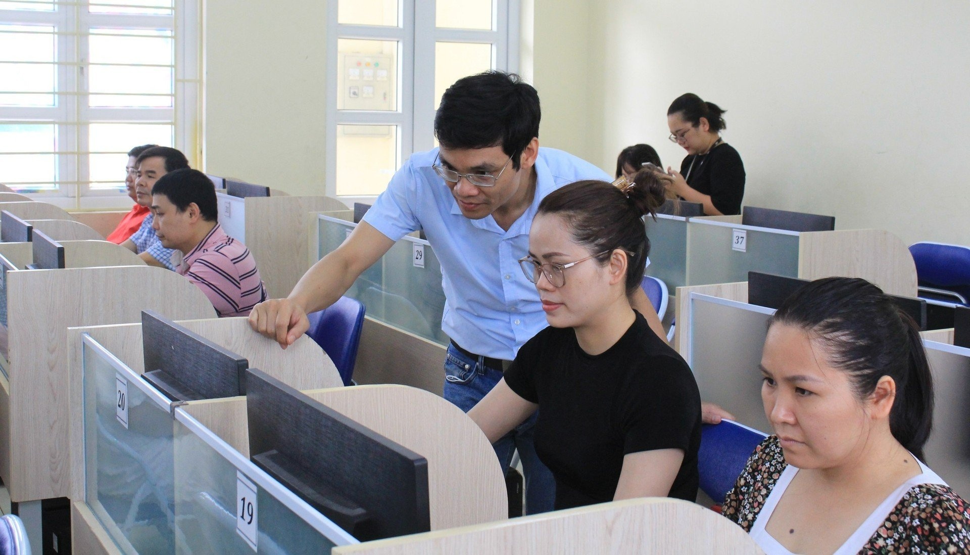 Bộ Nội vụ giải đáp thẩm quyền xét thăng hạng chức danh nghề nghiệp viên chức- Ảnh 1.
