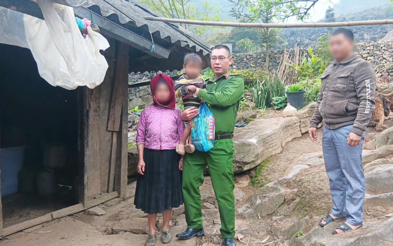 Thiếu tá công an kịp thời cứu bé 3 tuổi ngừng thở dưới bể nước