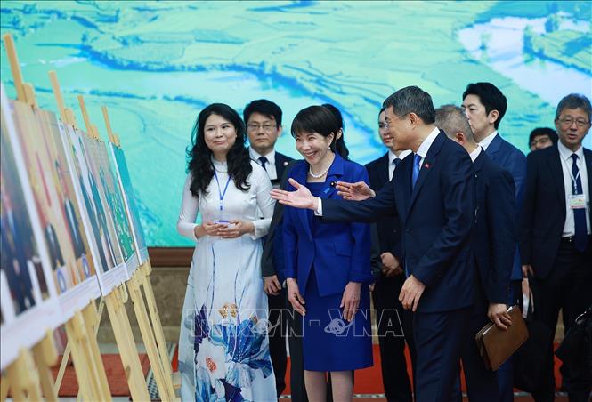 Thủ tướng Lê Minh Hưng và Thủ tướng Nhật Bản tham quan Trưng bày ảnh- Ảnh 4.